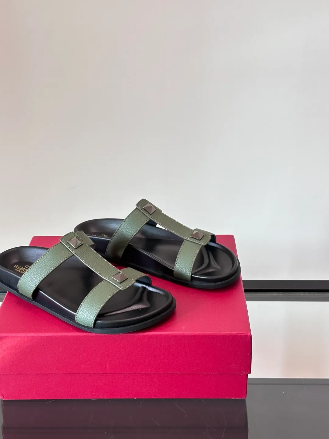 Men's shoes 💰p320 "VALENTINO" Valentino Men's 🧍‍♂️ Spring and summer new style metal rivet flat slippers, elegant sandals, the same style worn by celebrities, original molding, imported calfskin. Rubber outsole. Soft and durable, full set of counter packaging size: 39-44 (customized at 38.45.46)